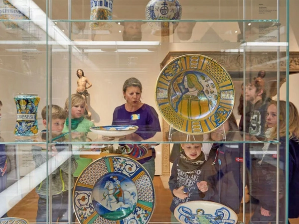 Jugendliche bei einer Schnitzeljagd zur Museumsnacht im Grassi Museum für Angewandte Kunst. Foto: Esther Hoyer / Grassi MAK