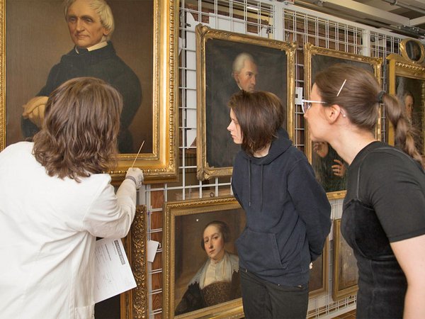 Bei der Museumsnacht können Besucher:innen Schätze der Universität entdecken - wie hier in der Kunstsammlung. Foto: Marion Wenzel