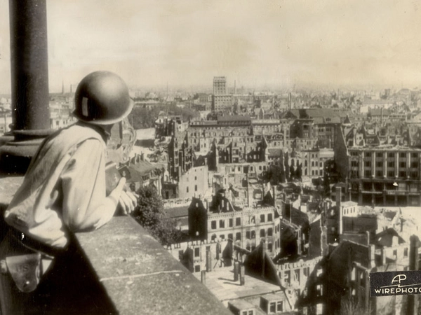 Blick auf die östliche Innenstadt vom Turm der Markthalle nach Norden im April 1945, Foto: Stadtgeschichtliches Museum Leipzig, US-Army Signal Corps/AP-Wirephoto 