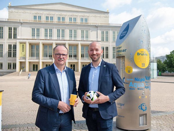 Nahmen den Riesentrinkbrunnen in Betrieb: Mario Hoff (li., Leiter des Unternehmensbereichs Markt bei den Wasserwerken) und Stefan Schmidt (r., Projektkoordinator Fan Zone UEFA EURO 2024), Foto: Leipziger Gruppe