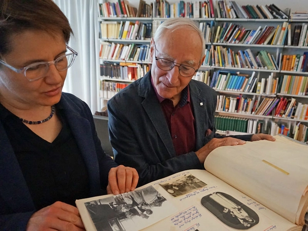 Johanna Sänger, Kuratorin der Ausstellung WerkStadt Leipzig und Expertin bei der Erinnerungsbörse, tauscht sich mit Klaus Ober zum Fotoalbum Oskar Becker, Röntgenlaborant im VEB Metallgußwerk Leipzig, aus. Foto: Stadtgeschichtliches Museum 