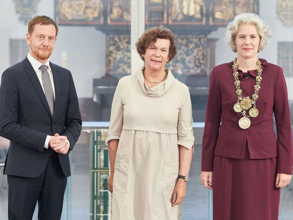 Rektorin Prof. Dr. Eva Inés Obergfell (rechts) bekam die Amtskette von ihrer Vorgängerin, Altrektorin Prof. Dr. Beate Schücking, links Sachsens Ministerpräsident Michael Kretschmer. Foto: Alexander Schmidt