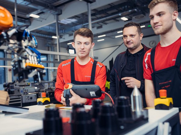 Ausbildung bei Porsche Leipzig: Mechatroniker bei der Programmierung eines Roboters. Foto: Porsche AG - Leipzig