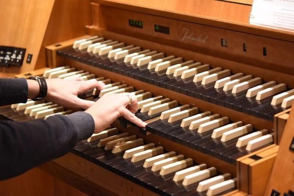 Die Orgel im Paulinum der Universität Leipzig wird bespielt. 