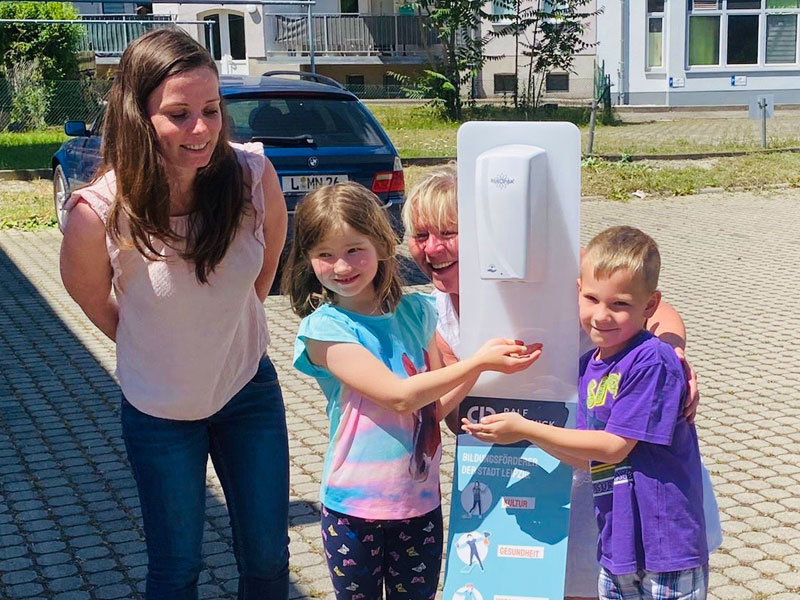 Ralf Rangnick Stiftung Stellt Hygieneunterstutzungspaket Fur Leipziger Grundschulen Leipziginfo De