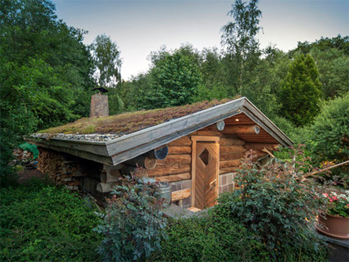 Kelo-Erdsauna mit Kaminfeuer im Außenbereich, Foto: Heide Spa