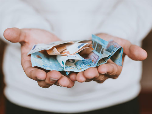 Selbst, wenn das Geld nicht knapp ist, sind die meisten Autonormalverbraucher bei größeren Anschaffungen auf eine anteilige Fremdfinanzierung angewiesen. Foto: unsplash.com / Christian Dubovan